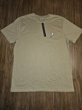 For the People Men's Short Sleeve Tee inTan with Chest Patch Cell Phone NWT